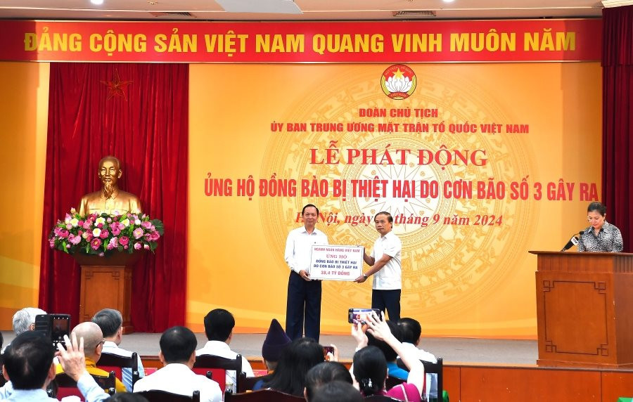 Đại diện ng&agrave;nh Ng&acirc;n h&agrave;ng, Ph&oacute; Thống đốc Thường trực NHNN, Chủ tịch C&ocirc;ng đo&agrave;n Ng&acirc;n h&agrave;ng Việt Nam Đ&agrave;o Minh T&uacute; trao số tiền 38,4 tỷ đồng tại lễ ph&aacute;t động của UBTW MTTQ Việt Nam để ủng hộ đồng b&agrave;o bị thiệt hại do b&atilde;o số 3.