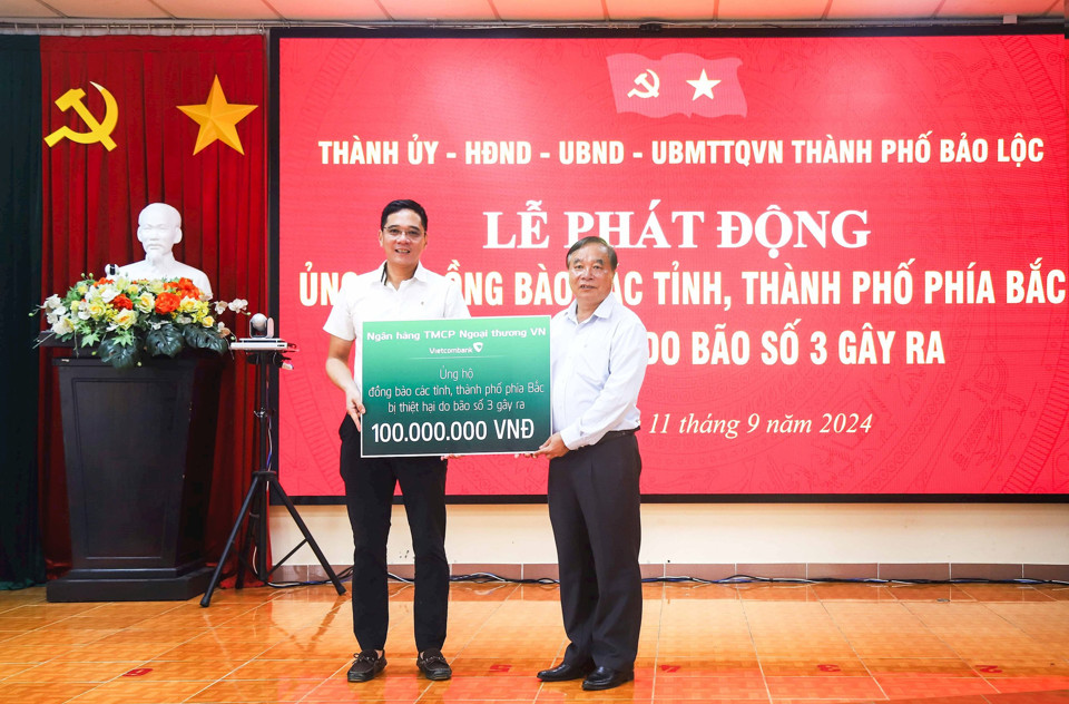 Vietcombank Bảo Lộc ủng hộ đồng b&agrave;o c&aacute;c tỉnh th&agrave;nh ph&iacute;a Bắc.