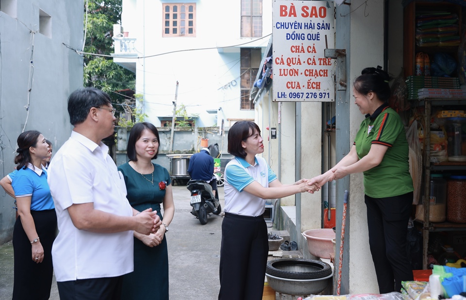 L&atilde;nh đạo quận Thanh Xu&acirc;n v&agrave; c&aacute;c đại biểu tham quan c&aacute;c gian h&agrave;ng đang kinh doanh tại chợ Kim Giang