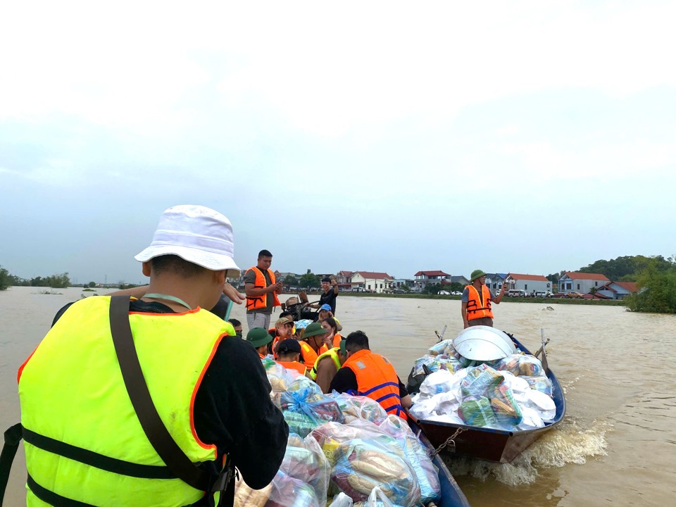 Cứu trợ người dân vùng lũ tại Việt Yên, Bắc Giang - Ảnh 2