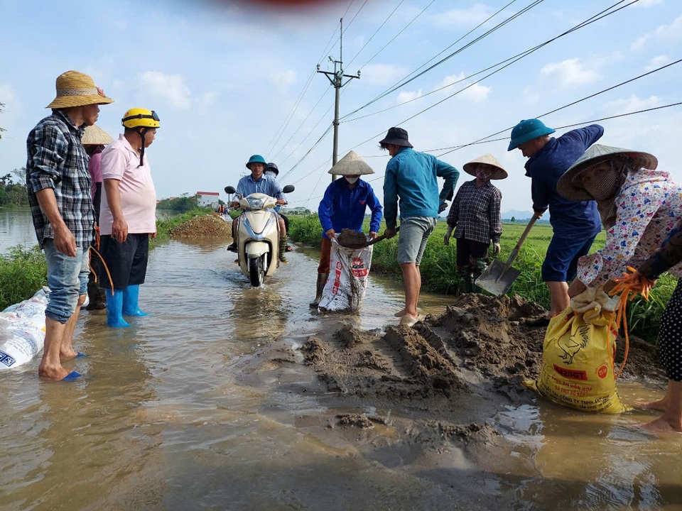 Người d&acirc;n x&atilde; Mỹ Lương vẫn phải tiếp tục đắp bao c&aacute;t, ứng ph&oacute; với lũ s&ocirc;ng B&ugrave;i d&acirc;ng.