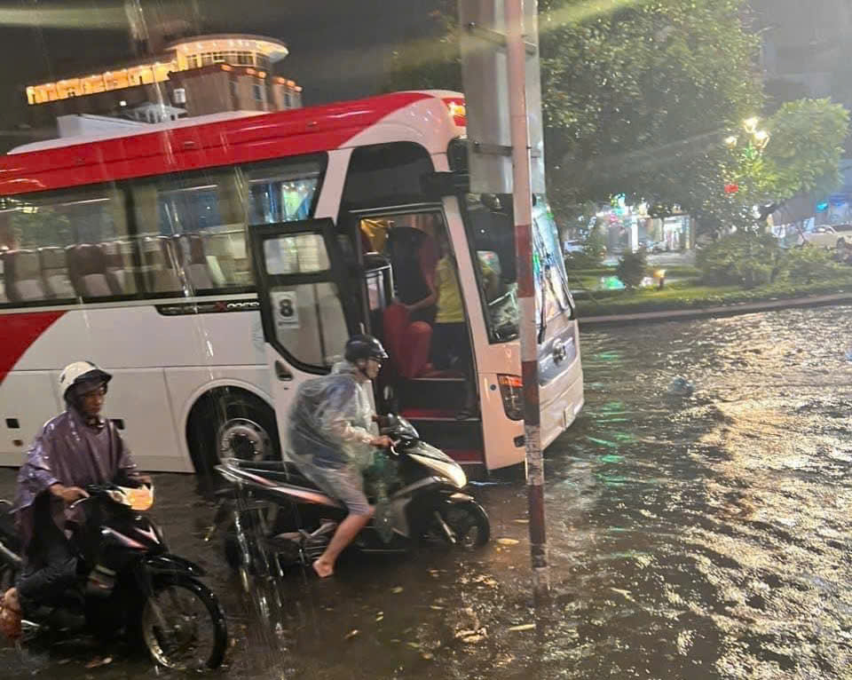 Theo Đ&agrave;i Kh&iacute; tượng thủy văn Quảng Ng&atilde;i, lượng mưa tại TP Quảng Ng&atilde;i từ 16 - 19 giờ ng&agrave;y 13/9 hơn 112mm.