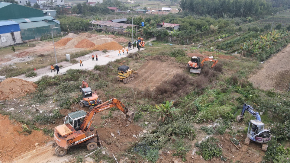 Cưỡng chế giải ph&oacute;ng mặt bằng đối với hộ gia đ&igrave;nh vi phạm đất đai tại x&atilde; Thanh L&acirc;m, huyện Đ&ocirc;ng Anh. Ảnh: C&ocirc;ng H&ugrave;ng