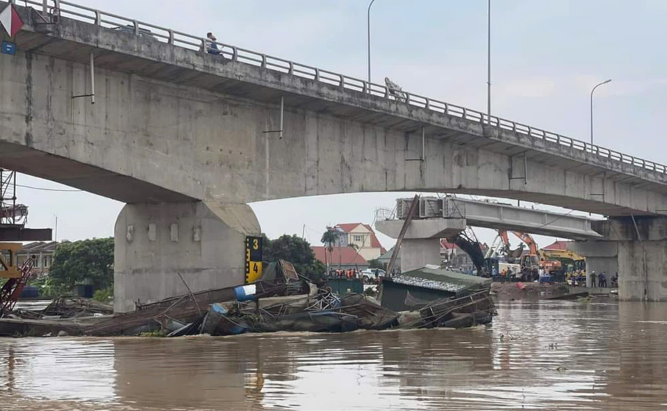 B&egrave; c&aacute; mắc kẹt v&agrave;o trụ cầu Hợp Thanh