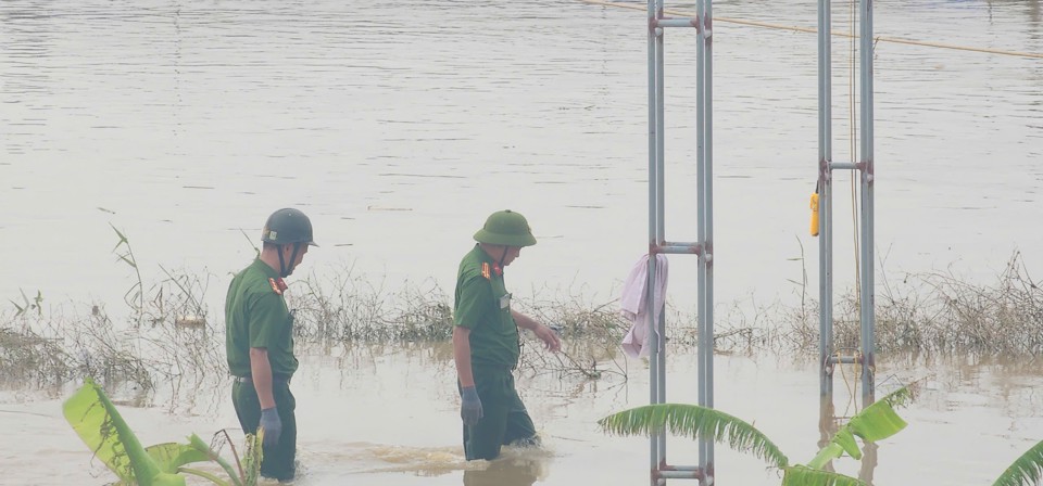 C&ocirc;ng an hỗ trợ người d&acirc;n b&aacute;n c&aacute;. Ảnh: Tiến Bảo