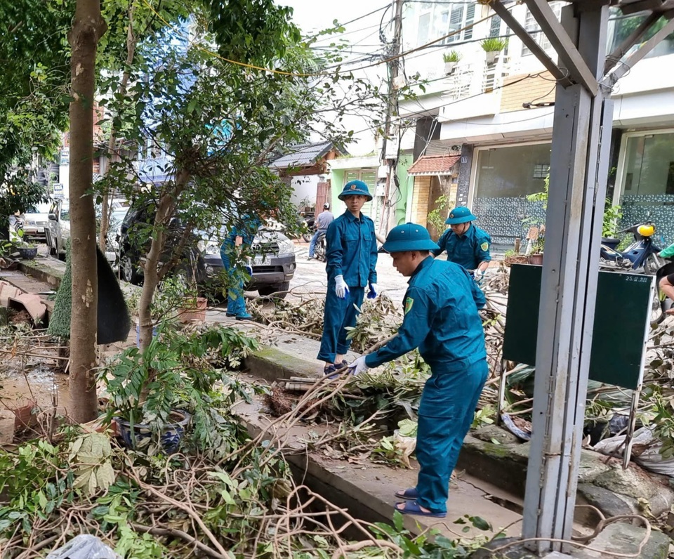 Lực lượng hỗ trợ dọn dẹp c&acirc;y xanh, vệ sinh m&ocirc;i trường sau b&atilde;o lũ tại khu vực tổ 10A, 10B phường Bạch Đằng, Quận Hai B&agrave; Trưng