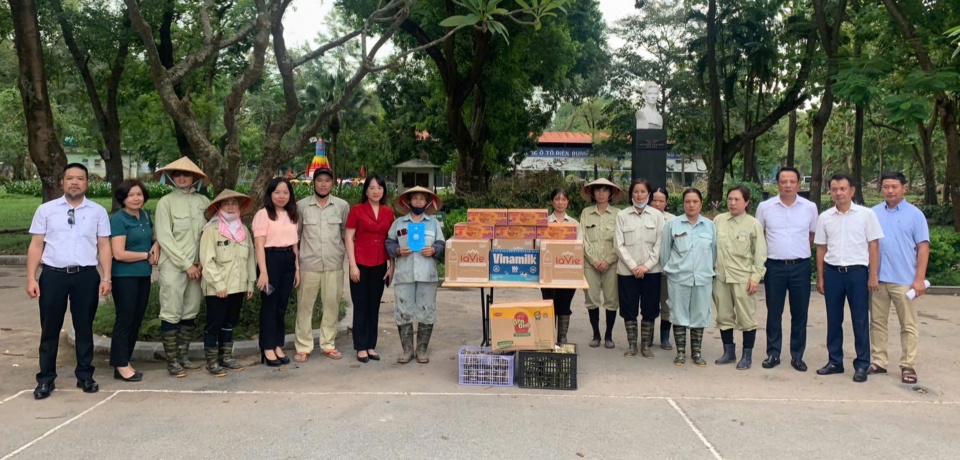 L&atilde;nh đạo UBND, UB MTTQ Việt Nam Quận Hai B&agrave; Trưng trao tặng qu&agrave; động vi&ecirc;n c&aacute;n bộ c&ocirc;ng nh&acirc;n vi&ecirc;n C&ocirc;ng ty TNHH MTV c&ocirc;ng vi&ecirc;n Thống Nhất