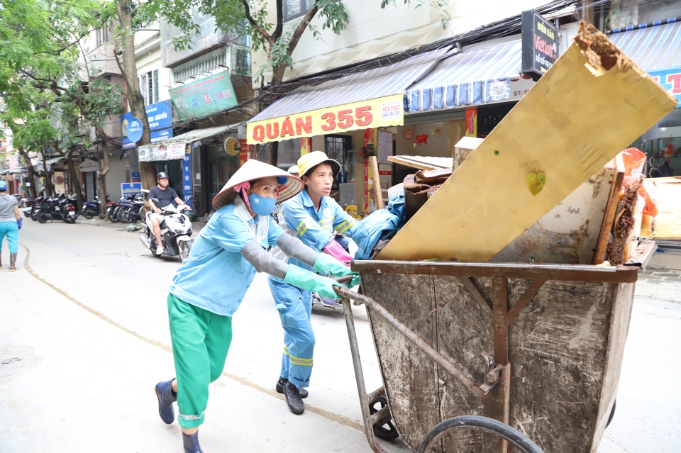 "Ch&uacute;ng t&ocirc;i phải chạy đua với khối lượng r&aacute;c ph&aacute;t sinh khổng lồ. Hiện đơn vị vừa phải khắc phục hậu quả do mưa b&atilde;o số 3 tr&ecirc;n địa b&agrave;n to&agrave;n quận, vừa thu dọn vệ sinh những điểm ngập lụt ở Chương Dương, Ph&uacute;c T&acirc;n. B&ecirc;n cạnh đ&oacute; vẫn phải đảm bảo thu gom r&aacute;c thải sinh hoạt h&agrave;ng ng&agrave;y tr&ecirc;n to&agrave;n quận" - &ocirc;ng Vũ Tuấn Cường n&oacute;i.