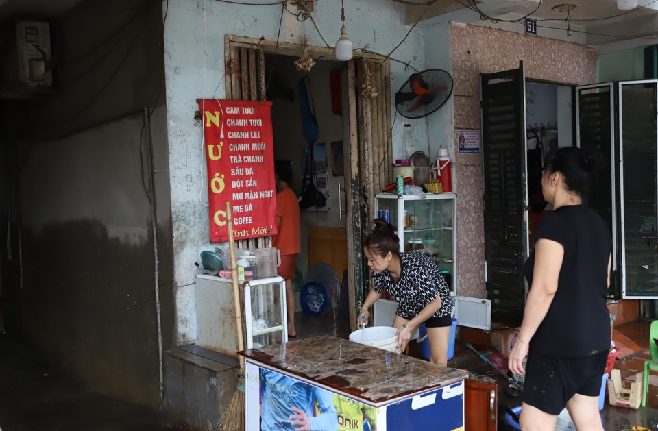 Người d&acirc;n trong ng&otilde; 74 phố Bảo Linh đang t&iacute;ch cực dọn dẹp, vệ sinh nh&agrave; cửa. Theo chia sẻ, từ đ&ecirc;m qua mực nước bắt đầu r&uacute;t, cả đ&ecirc;m người d&acirc;n thức trắng c&ugrave;ng nhau dọn dẹp. Đến s&aacute;ng nay mọi thứ tạm ổn nhưng vẫn rất ngổn ngang.