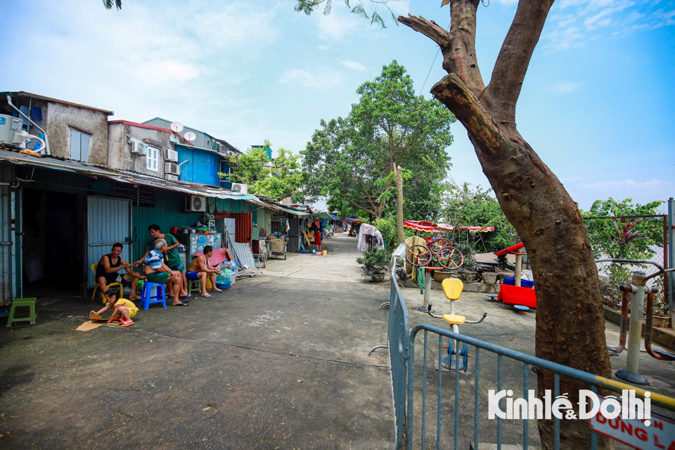 Tại khu vực ven s&ocirc;ng thuộc phường Ph&uacute;c X&aacute; nước r&uacute;t từ chiều tối ng&agrave;y 12/9, người d&acirc;n đ&atilde; dọn dẹp sạch sẽ xung quanh khu vực.