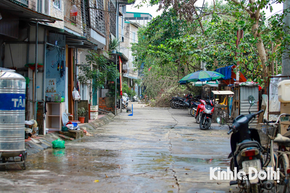 Khu vực ven s&ocirc;ng phường Ph&uacute;c T&acirc;n cũng đang trở về với h&igrave;nh ảnh thường nhật.