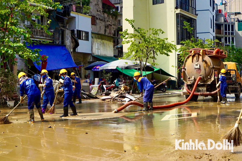 Ngay sau khi dọn dẹp xong, nhiều quận sẽ tăng cường tuy&ecirc;n truyền, hướng dẫn người d&acirc;n triển khai c&aacute;c biện ph&aacute;p ph&ograve;ng, chống dịch bệnh, vệ sinh m&ocirc;i trường trong m&ugrave;a b&atilde;o lụt.