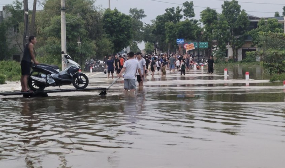 Một số tuyến đường tại Mỹ Đức vẫn trong t&igrave;nh trạng ngập &uacute;ng. Ảnh minh hoạ