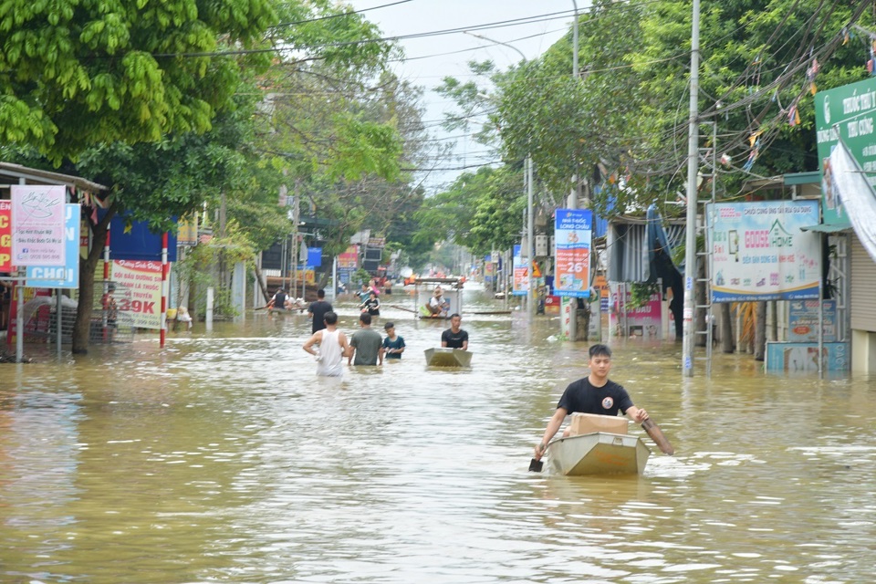 Đường Nguyễn Văn Trỗi (ph&iacute;a T&acirc;y cầu Z&eacute;t) thuộc địa b&agrave;n x&atilde; Tốt Động biến th&agrave;nh s&ocirc;ng.