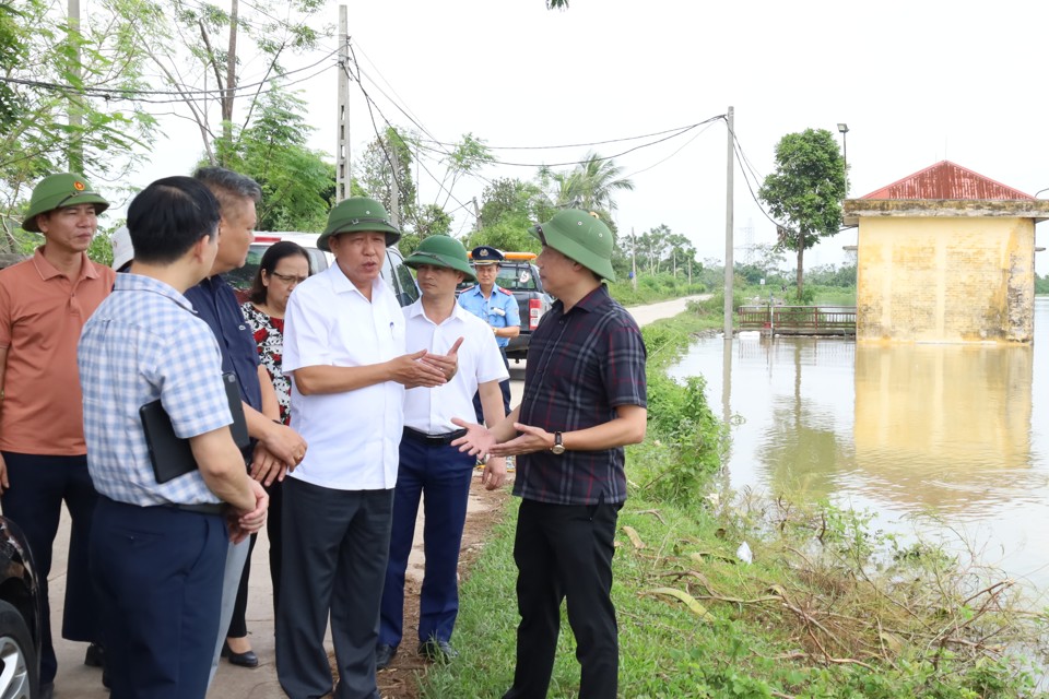 Ph&oacute; Chủ tịch UBND TP H&agrave; Nội Dương Đức Tuấn trao đổi về c&ocirc;ng t&aacute;c khắc phục hậu quả mưa lũ tại huyện Chương Mỹ