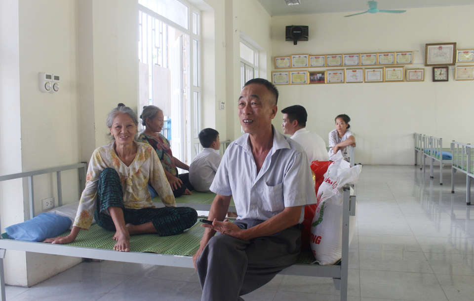 &Ocirc;ng Nguyễn Văn H&ugrave;ng sơ t&aacute;n từ ngo&agrave;i b&atilde;i s&ocirc;ng về nh&agrave; văn h&oacute;a cụm 1, th&ocirc;n Bồng Lai, x&atilde; Hồng H&agrave;.