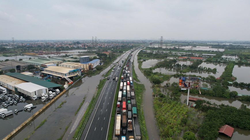 Ngập đường khiến tuyến cao tốc huyết mạch tại cửa ng&otilde; Thủ đ&ocirc; &ugrave;n tắc.&nbsp;