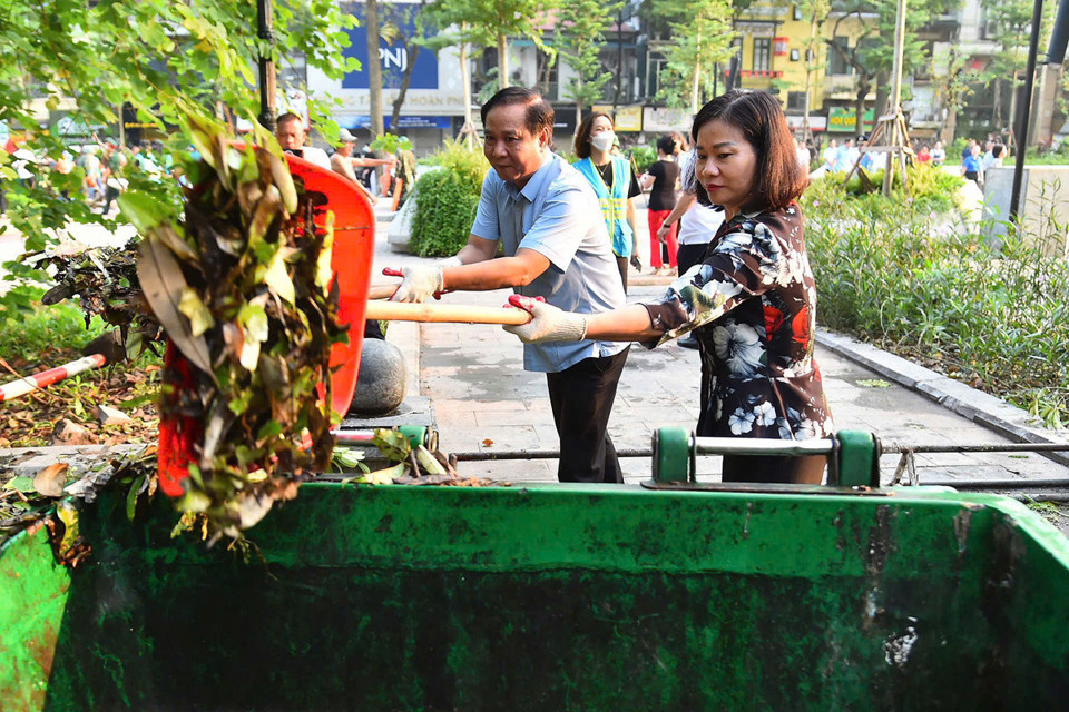 Ph&oacute; B&iacute; thư Thường trực Th&agrave;nh ủy Nguyễn Thị Tuyến tham gia vệ sinh m&ocirc;i trường c&ugrave;ng người d&acirc;n tại Vườn hoa Vạn Xu&acirc;n.