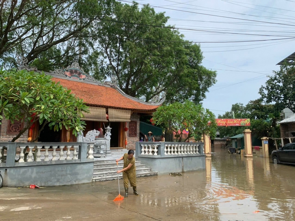 Trước khu vực đền Đại Lộ, x&atilde; Ninh Sở, nước mới r&uacute;t một nửa nhưng người d&acirc;n đ&atilde; bắt đầu dọn dẹp dần.