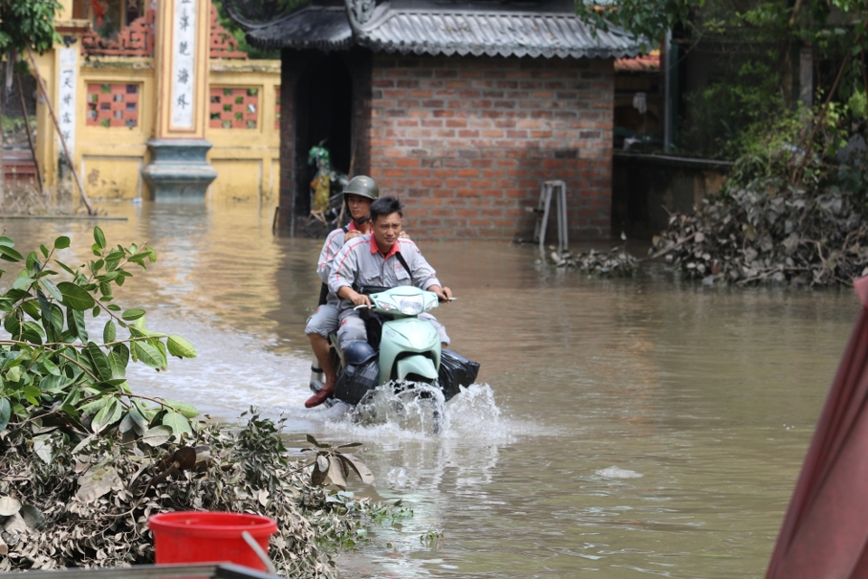 Hiện tại, một số vị tr&iacute; tại huyện Thường T&iacute;n, nước chưa r&uacute;t ho&agrave;n to&agrave;n.