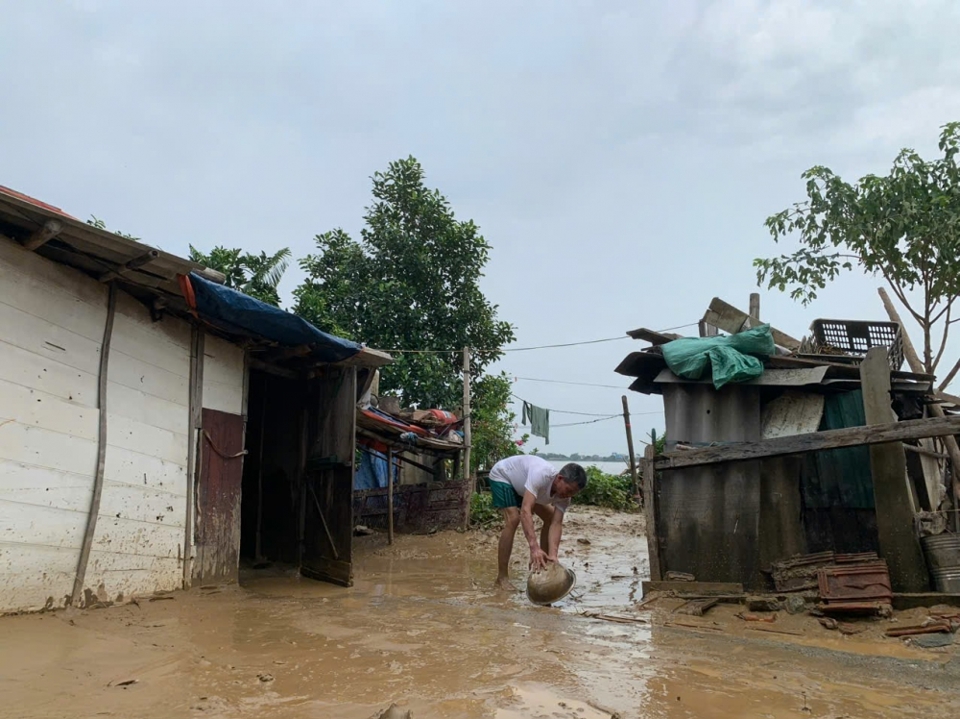 Đối với c&aacute;c hộ d&acirc;n tại th&ocirc;n X&acirc;m Dương 2, sinh sống s&aacute;t bờ s&ocirc;ng, trận lũ vừa qua k&eacute;o theo lượng lớn b&ugrave;n đất tr&agrave;n v&agrave;o nh&agrave; g&acirc;y ảnh hưởng, thiệt hại lớn khiến việc tổng vệ sinh, thu dọn gặp nhiều kh&oacute; khăn.