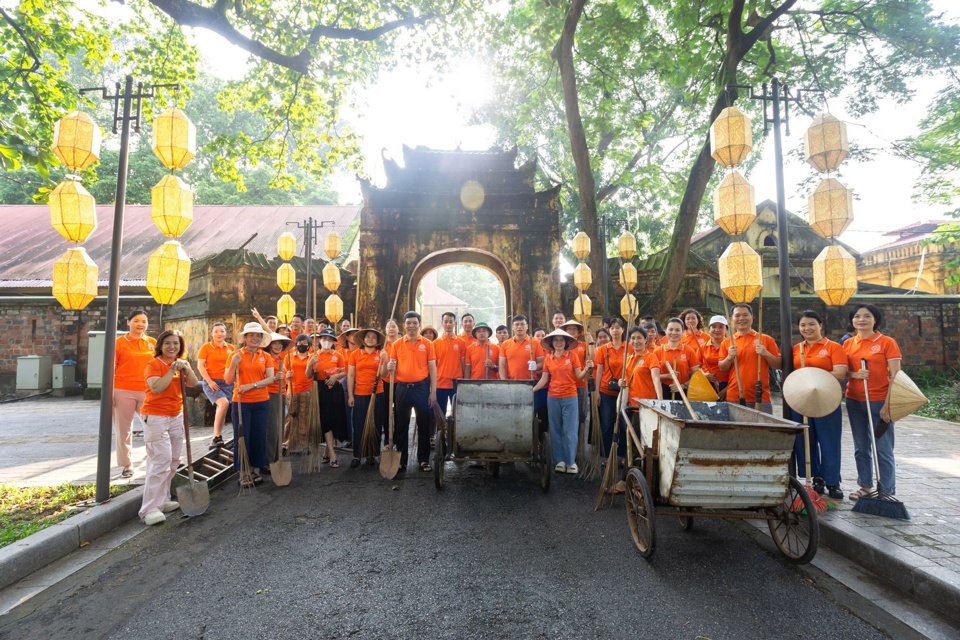 L&atilde;nh đạo, c&aacute;n bộ, nh&acirc;n vi&ecirc;n Trung t&acirc;m Bảo tồn Di sản Thăng Long - H&agrave; Nội tổng vệ sinh m&ocirc;i trường. Ảnh: Quang Huy