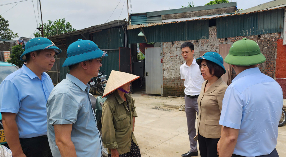 B&iacute; thư Quận uỷ T&acirc;y Hồ L&ecirc; Thị Thu Hằng kiểm tra c&ocirc;ng t&aacute;c khắc phục hậu quả, đảm bảo vệ sinh m&ocirc;i trường sau b&atilde;o số 3.