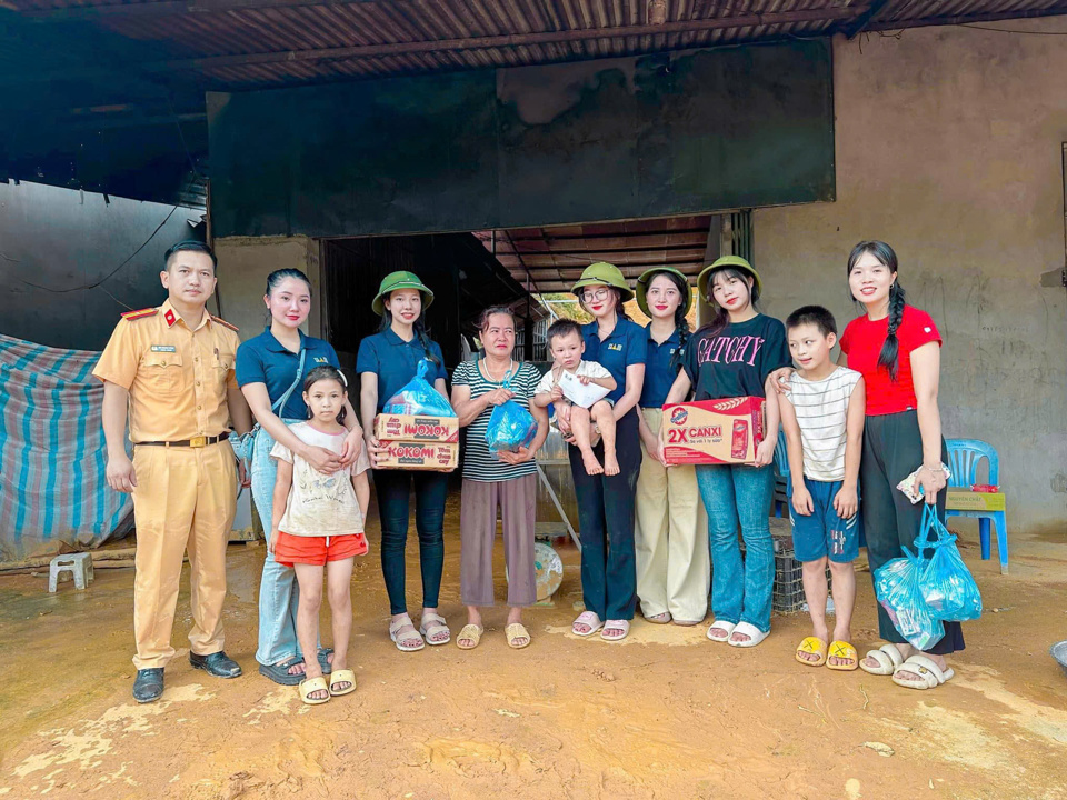 Bệnh viện Thẩm mỹ SiamThailand cứu trợ tại v&ugrave;ng lũ x&atilde; Trung Minh, tỉnh Tuy&ecirc;n Quang.