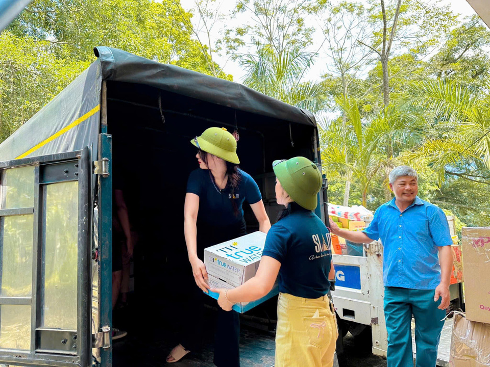 Hơn 100 triệu đồng từ Bệnh viện Thẩm mỹ SiamThailand được d&agrave;nh mua c&aacute;c nhu yếu phẩm thiết yếu như m&igrave;, nước uống, sữa, quần &aacute;o, thuốc men... nhanh ch&oacute;ng hỗ trợ đồng b&agrave;o gặp kh&oacute; khăn.