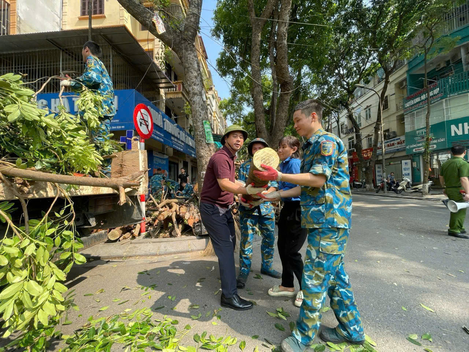 L&atilde;nh đạo quận Ho&agrave;ng Mai xuống đường tham gia lao động Tổng vệ sinh tại phường Thịnh Liệt v&agrave; Định C&ocirc;ng. Ảnh HC