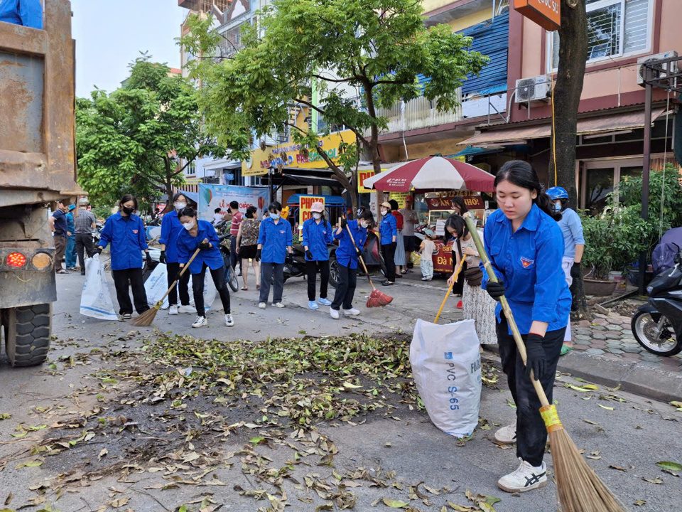 Thanh ni&ecirc;n Ho&agrave;ng Mai tham gia vệ sinh m&ocirc;i trường