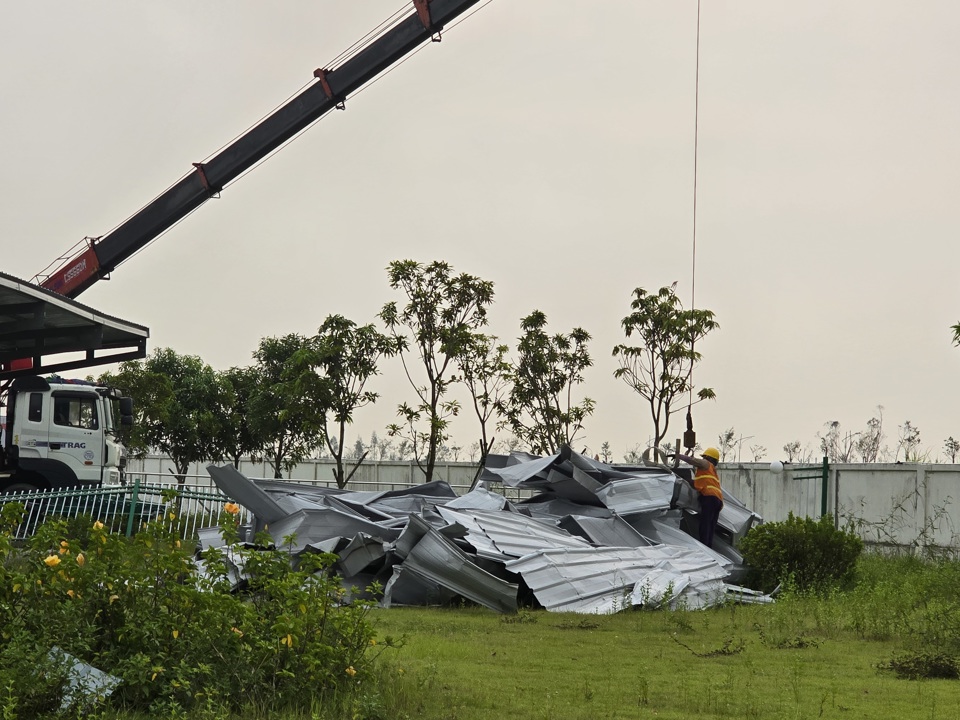 C&ocirc;ng nh&acirc;n dọn lại đống đổ n&aacute;t. Ảnh: Tiến Bảo