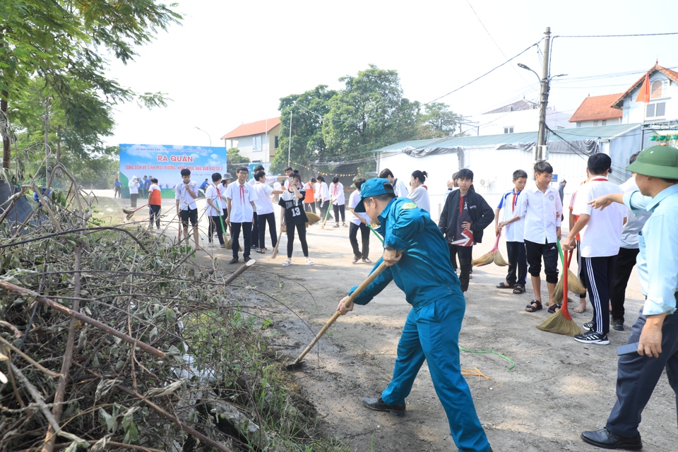 Ngay sau lễ ph&aacute;t động, h&agrave;ng trăm người đ&atilde; c&ugrave;ng tham gia dọn dẹp r&aacute;c, c&acirc;y đổ