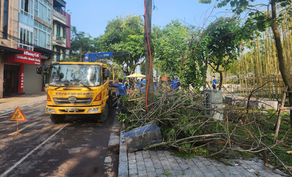 Ng&agrave;nh tho&aacute;t nước hỗ trợ cẩu phục c&ocirc;ng t&aacute;c khắc phục c&acirc;y xanh gẫy đổ tại quận Ba Đ&igrave;nh.