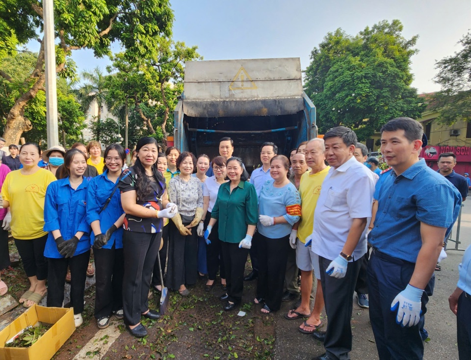 B&iacute; thư Th&agrave;nh uỷ H&agrave; Nội&nbsp;B&ugrave;i Thị Minh Ho&agrave;i&nbsp;động vi&ecirc;n c&aacute;c lực lượng dọn dẹp vệ sinh tại số 49 Trần Hưng Đạo, quận Ho&agrave;n Kiếm