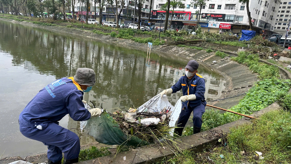 C&ocirc;ng nh&acirc;n tho&aacute;t nước thu gom r&aacute;c tr&ecirc;n hồ Linh Đ&agrave;m.