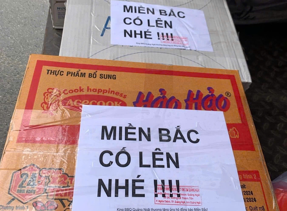 D&ograve;ng chữ động vi&ecirc;n "Miền Bắc cố l&ecirc;n nh&eacute;!!!" được in, d&aacute;n l&ecirc;n c&aacute;c th&ugrave;ng thực phẩm, nước uống.