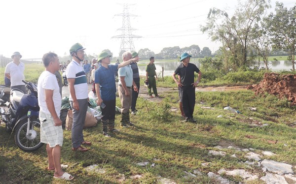 Ph&oacute; Chủ tịch UBND huyện Gia L&acirc;m Trương Văn Học chỉ đạo c&ocirc;ng t&aacute;c ứng ph&oacute; sự cố