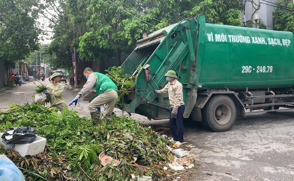 Tây Hồ đẩy nhanh tiến độ dọn dẹp vệ sinh môi trường sau bão số 3 - Ảnh 1