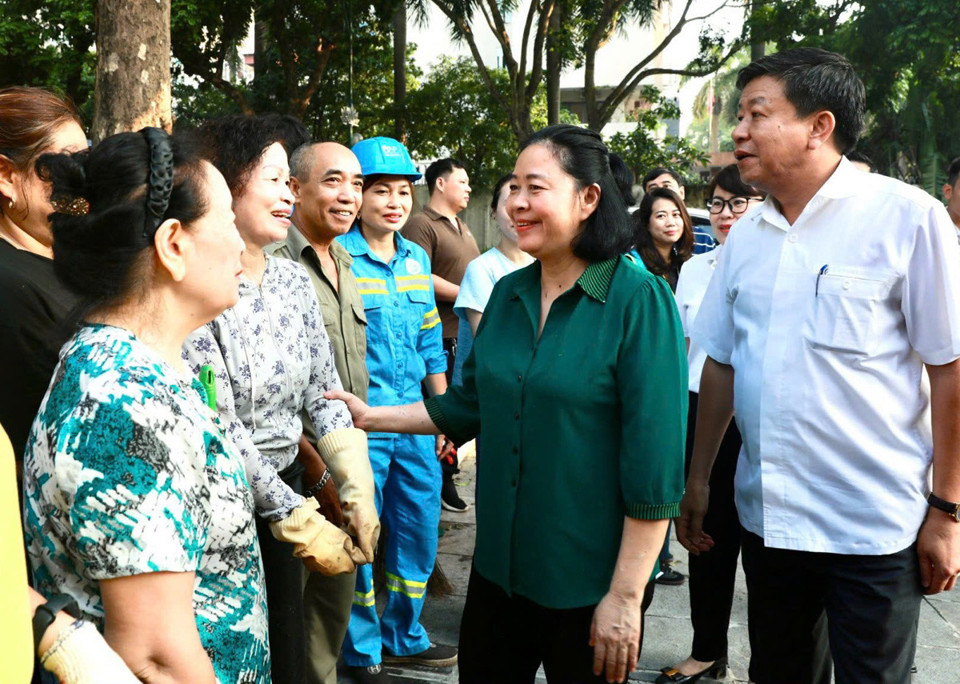 B&iacute; thư Th&agrave;nh ủy B&ugrave;i Thị Minh Ho&agrave;i động vi&ecirc;n c&aacute;n bộ v&agrave; người d&acirc;n chung tay l&agrave;m sạch m&ocirc;i trường Thủ đ&ocirc;