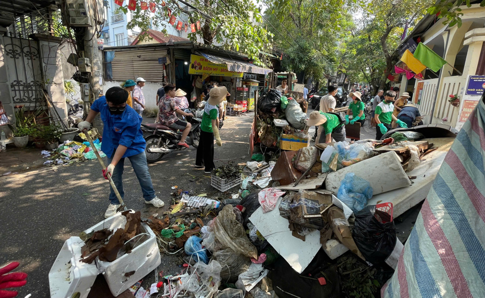 Phường Tứ Li&ecirc;n tiến h&agrave;nh tổng vệ sinh m&ocirc;i trường tr&ecirc;n địa b&agrave;n.