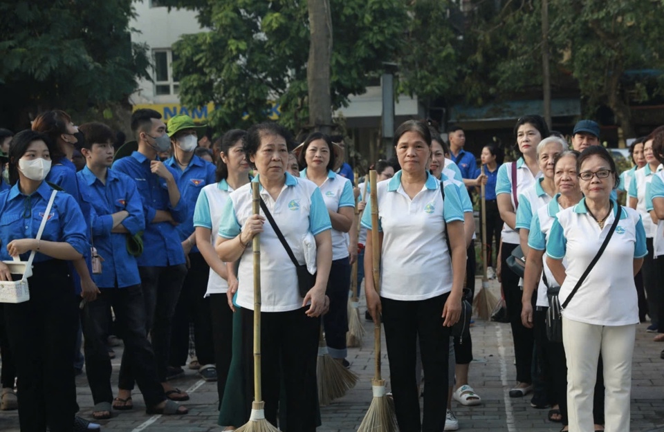 Đại diện diện c&aacute;c tầng lớp nh&acirc;n d&acirc;n địa phương tham gia lễ ph&aacute;t động