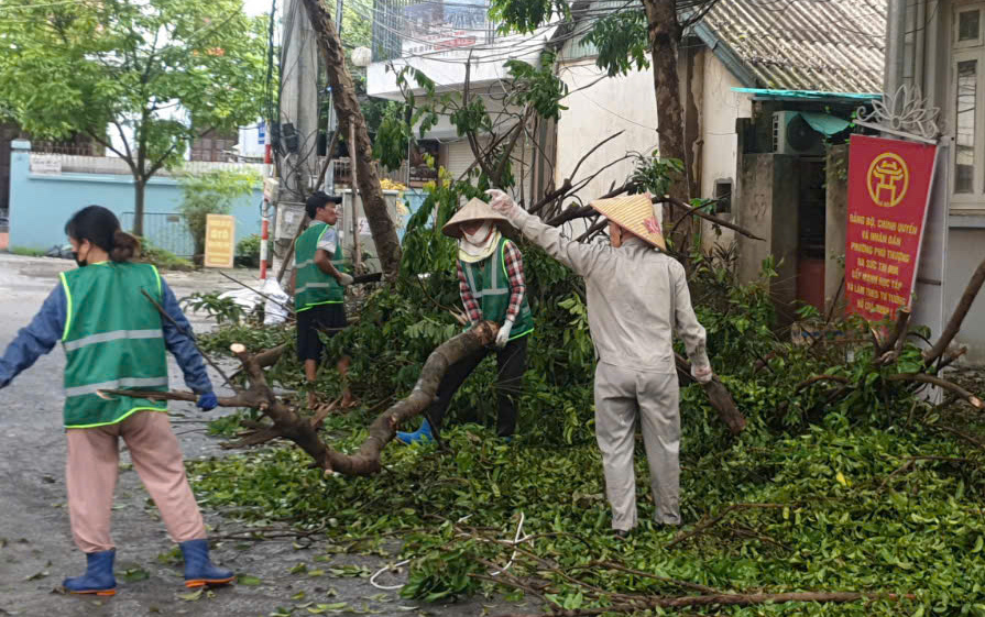 Theo l&atilde;nh đạo C&ocirc;ng ty M&ocirc;i trường T&acirc;y Đ&ocirc;, h&agrave;ng ng&agrave;y đ&atilde; huy động gần 300 c&ocirc;ng nh&acirc;n v&agrave; phương tiện tham gia dọn dẹp vệ sinh m&ocirc;i trường nhằm sớm ổn định đời sống Nh&acirc;n d&acirc;n.