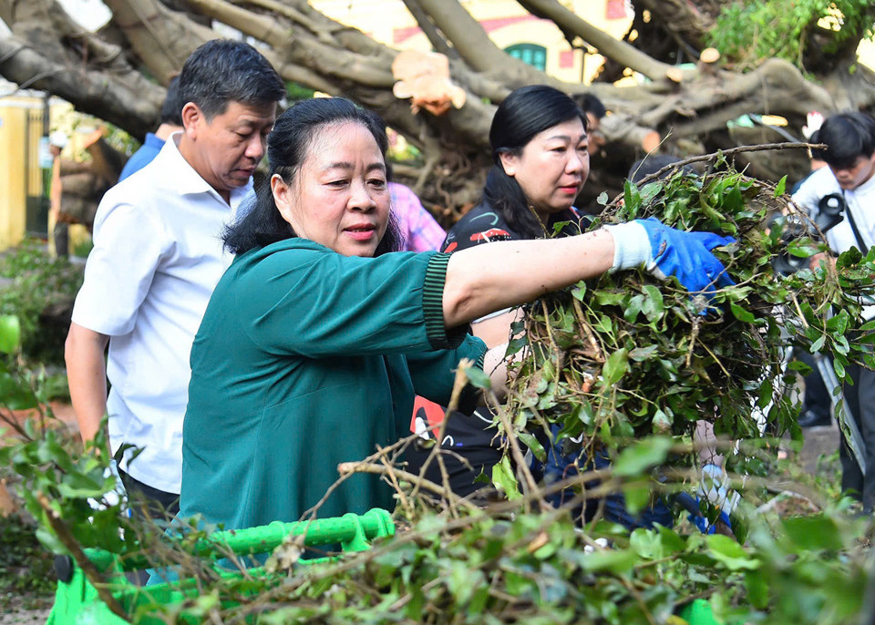 Lãnh đạo TP Hà Nội cùng toàn dân tham gia tổng vệ sinh môi trường khắc phục hậu quả bão - Ảnh 1