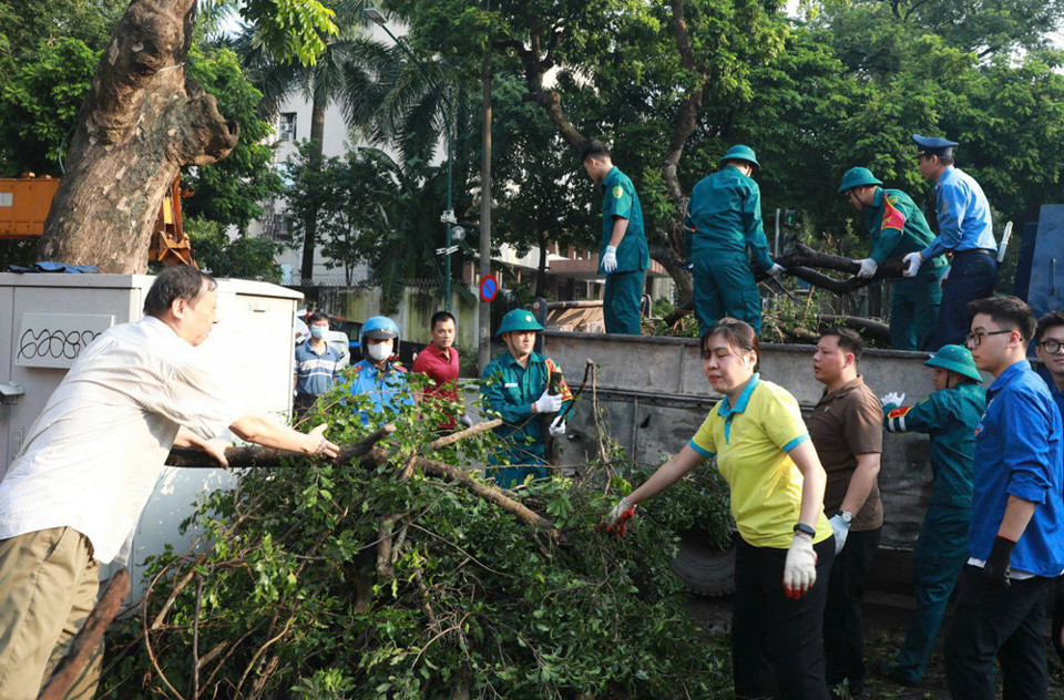 Lãnh đạo TP Hà Nội cùng toàn dân tham gia tổng vệ sinh môi trường khắc phục hậu quả bão - Ảnh 2