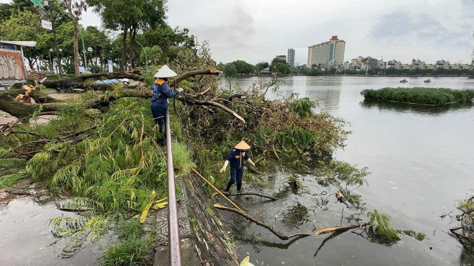 C&ocirc;ng nh&acirc;n tho&aacute;t nước thu dọn c&acirc;y xanh gẫy, đổ tại hồ Tr&uacute;c Bạch.