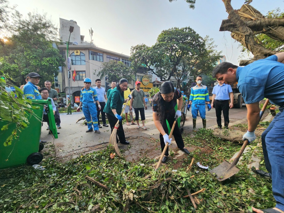 B&iacute; thư Th&agrave;nh uỷ H&agrave; Nội&nbsp;B&ugrave;i Thị Minh Ho&agrave;i tham gia dọn vệ sinh tại số 49 Trần Hưng Đạo