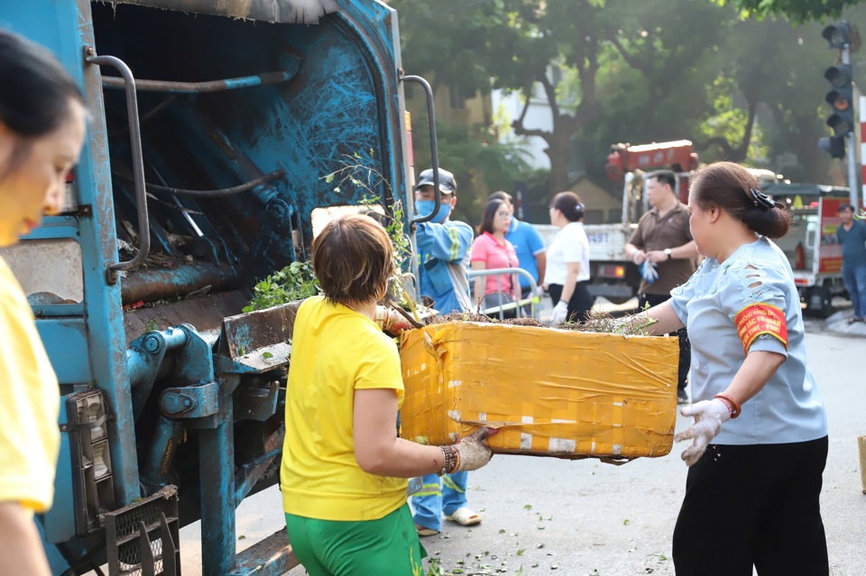 Quận Hoàn Kiếm tổng vệ sinh môi trường, khắc phục hậu quả cơn bão số 3 - Ảnh 6