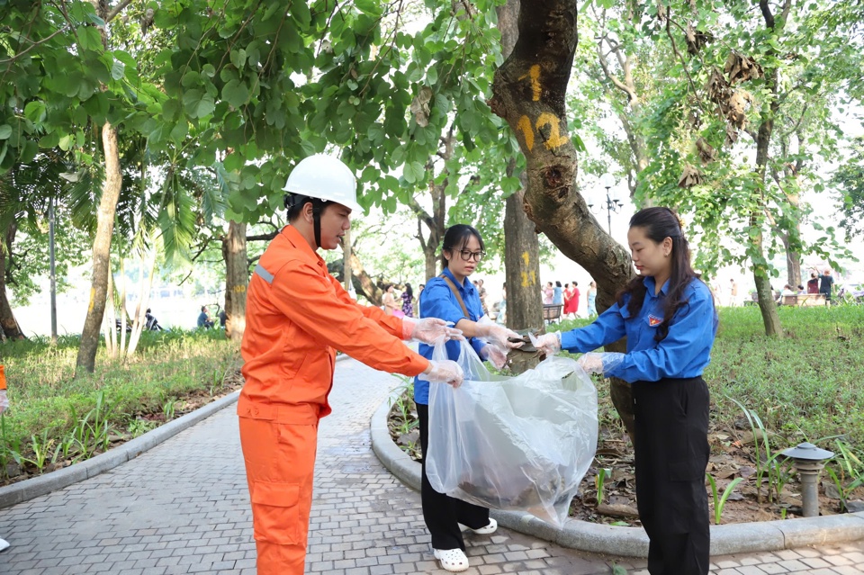 Quận Hoàn Kiếm tổng vệ sinh môi trường, khắc phục hậu quả cơn bão số 3 - Ảnh 1