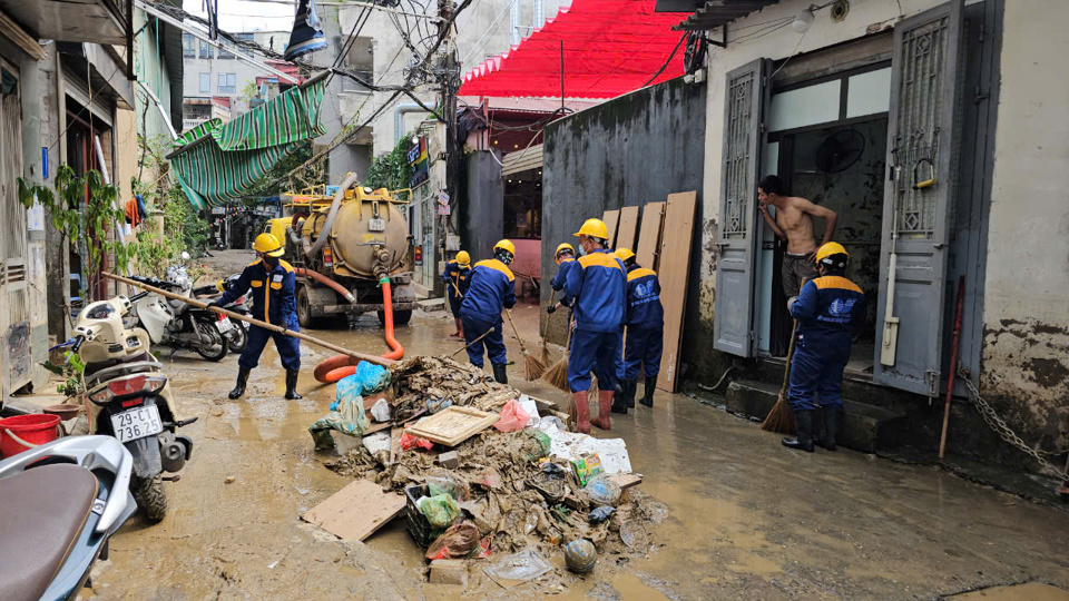 C&ocirc;ng nh&acirc;n Tho&aacute;t nước nạo v&eacute;t hệ thống tho&aacute;t nước tr&ecirc;n phố Ph&uacute;c T&acirc;n.